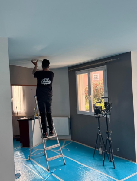 Électricien Limano Dépanne créant un point lumineux au plafond